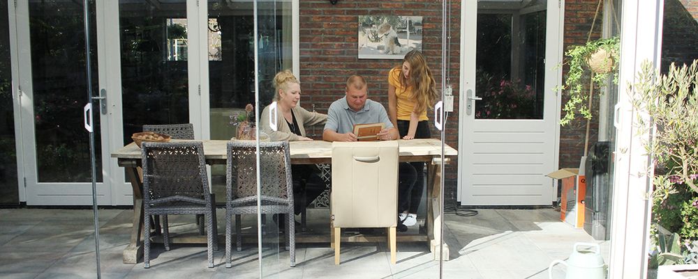 Marcel en Nicol bespreken de administratie persoonlijk aan tafel